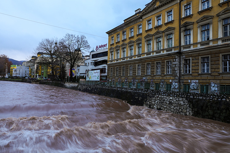 Bosna Hersek ve Sırbistan da şiddetli yağışlar sele neden oldu